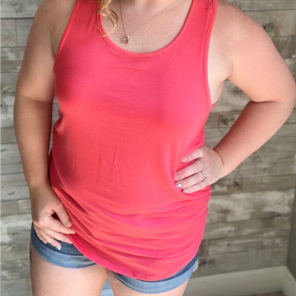 Twist Back Tank - Picture 2 of 3